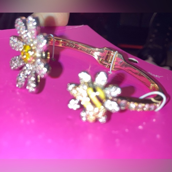 SOLD BETSEY JOHNSON SET Ooh a Daisy Mixed Metals Necklace Bracelet Earrings NWT - Picture 5 of 16